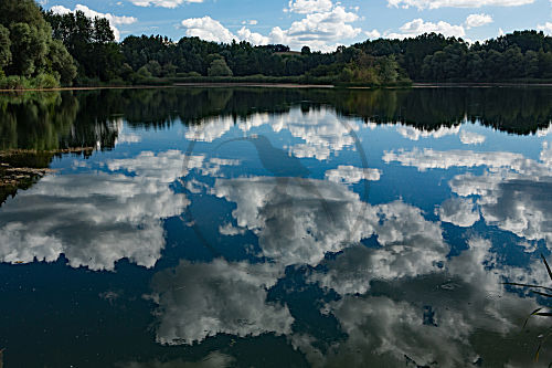 Altwasser mit weissen Wolken