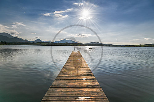 Holzsteg am Hopfensee mit den Allgäuer Alpen im Hintergrund, Allgäu, Schwaben, Bayern, Deutschland