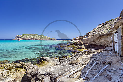 Ibiza - Cala Comte, Blick von der Cala Escondida übbiza - Cala Comte, Blick von der Cala Escondida über das Meer zur In