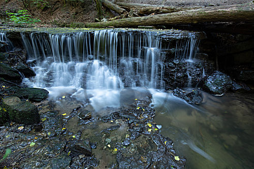 romantischer kleiner Wasserfall
