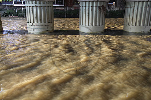 Wasser mit Brückenpfeilern