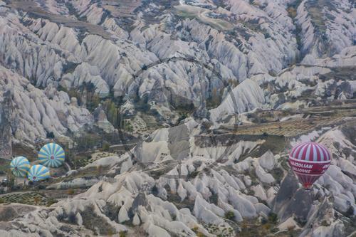 türkei AUFGEBLASEN ZWISCHEN EROSIONSRINNEN kappadokien