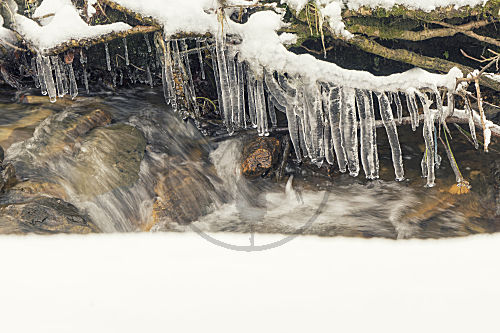 Vereister Bach im Winter